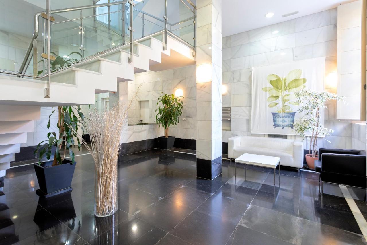 Acogedor Apartamento Junto A La Catedral By Rent Me Malaga Bagian luar foto